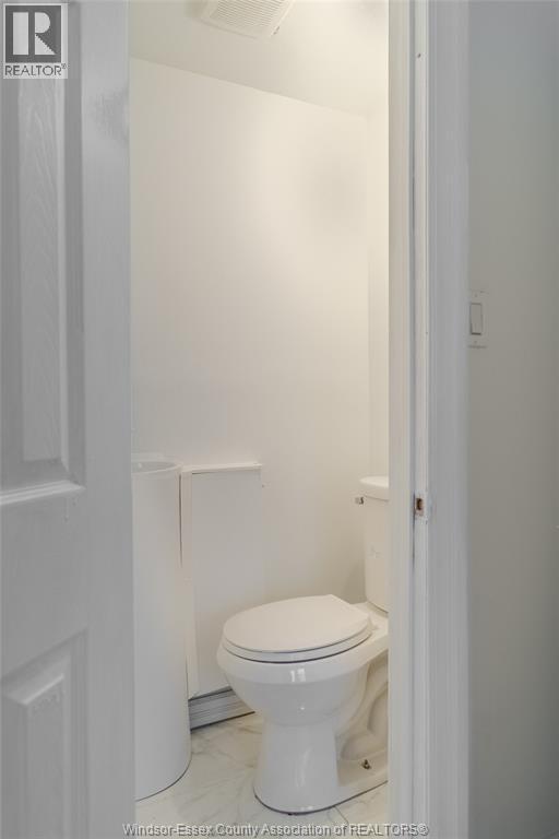 383 Laporte Avenue, Windsor, ON - Indoor Photo Showing Bathroom