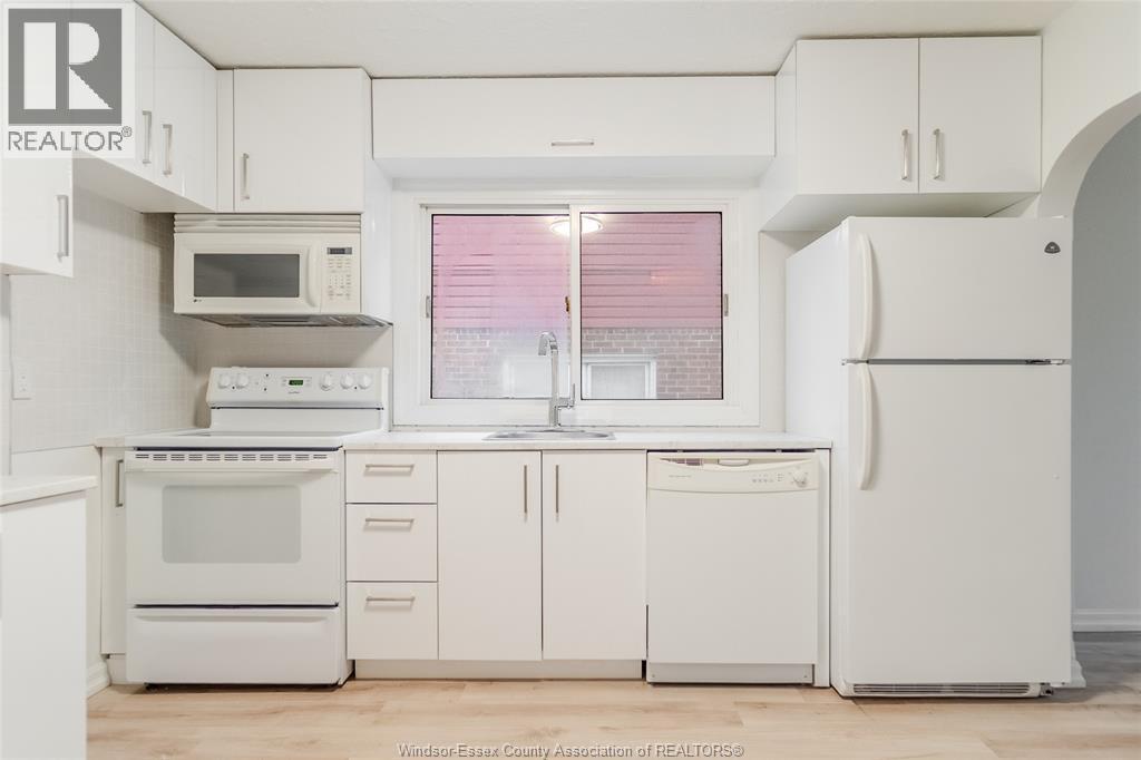 383 Laporte Avenue, Windsor, ON - Indoor Photo Showing Kitchen