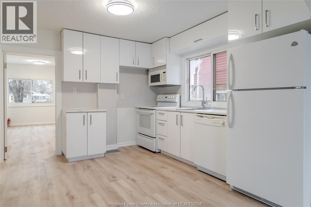 383 Laporte Avenue, Windsor, ON - Indoor Photo Showing Kitchen