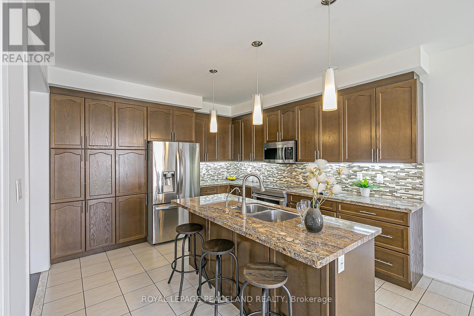 10 Pavlova Crescent, Richmond Hill, ON - Indoor Photo Showing Kitchen With Double Sink With Upgraded Kitchen