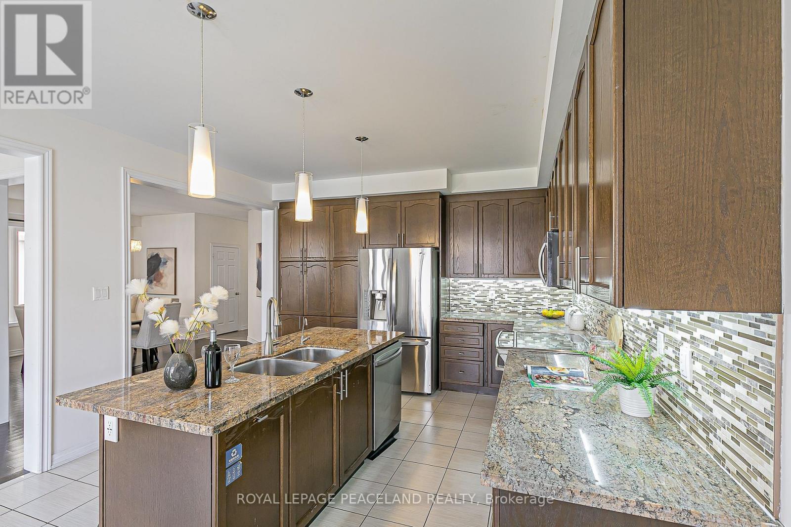 10 Pavlova Crescent, Richmond Hill, ON - Indoor Photo Showing Kitchen With Double Sink With Upgraded Kitchen