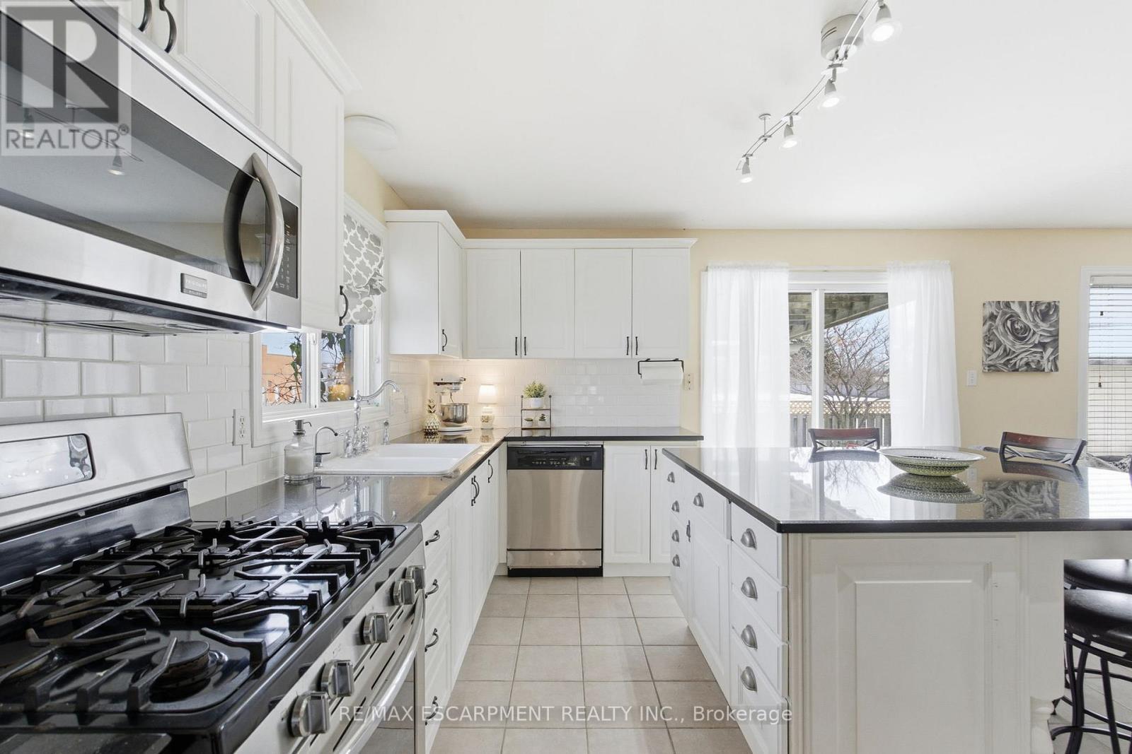 65 Thistlemoor Drive, Haldimand, ON - Indoor Photo Showing Kitchen With Upgraded Kitchen
