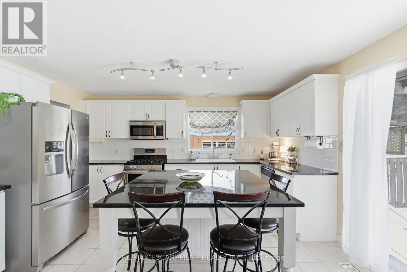 65 Thistlemoor Drive, Haldimand, ON - Indoor Photo Showing Kitchen