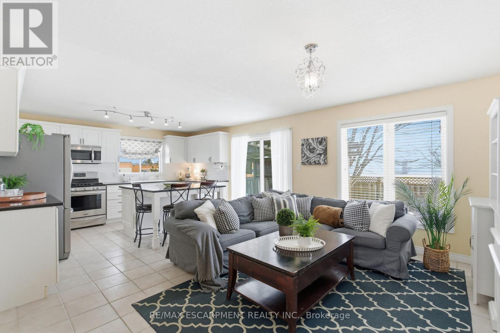 65 Thistlemoor Drive, Haldimand, ON - Indoor Photo Showing Living Room