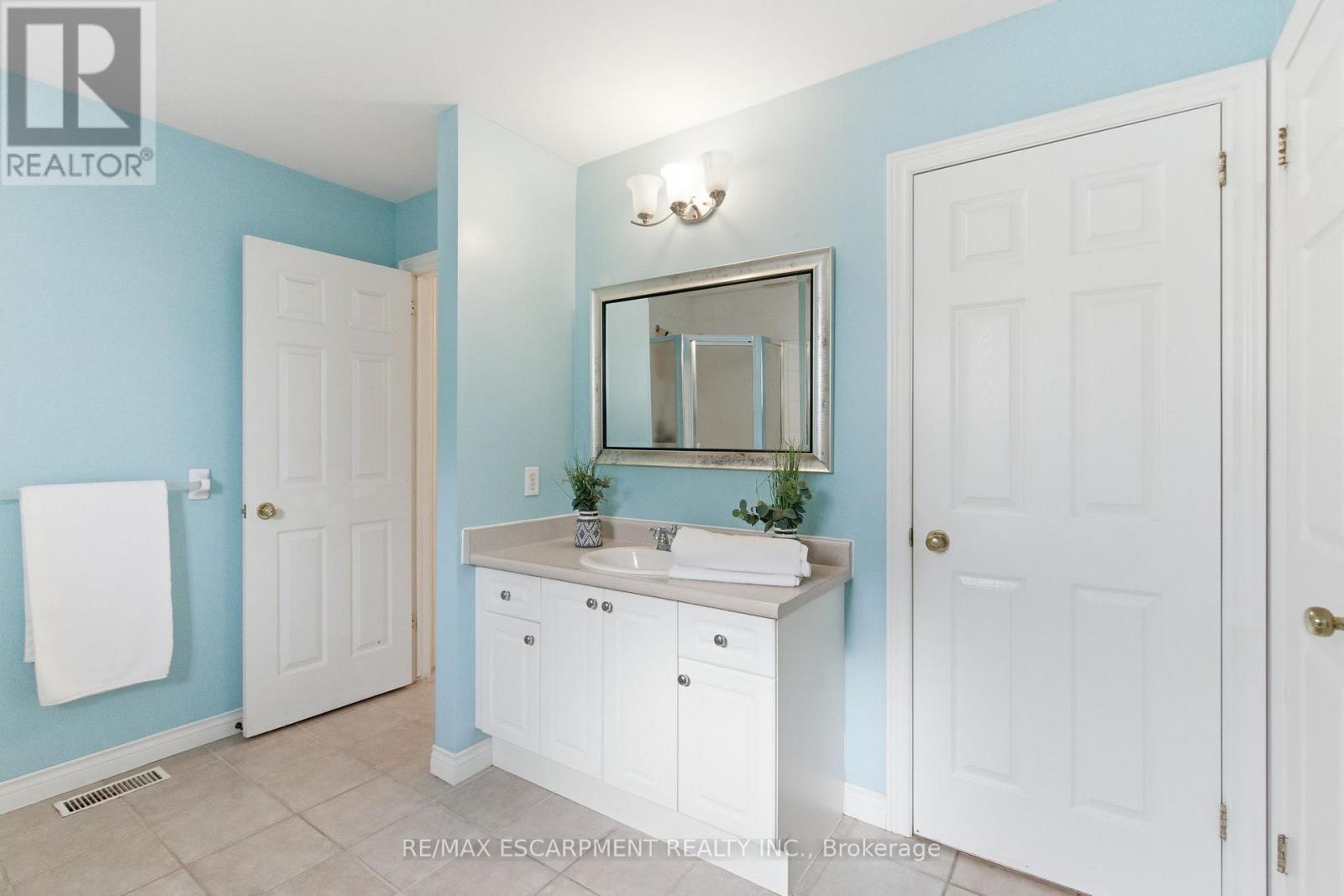65 Thistlemoor Drive, Haldimand, ON - Indoor Photo Showing Bathroom