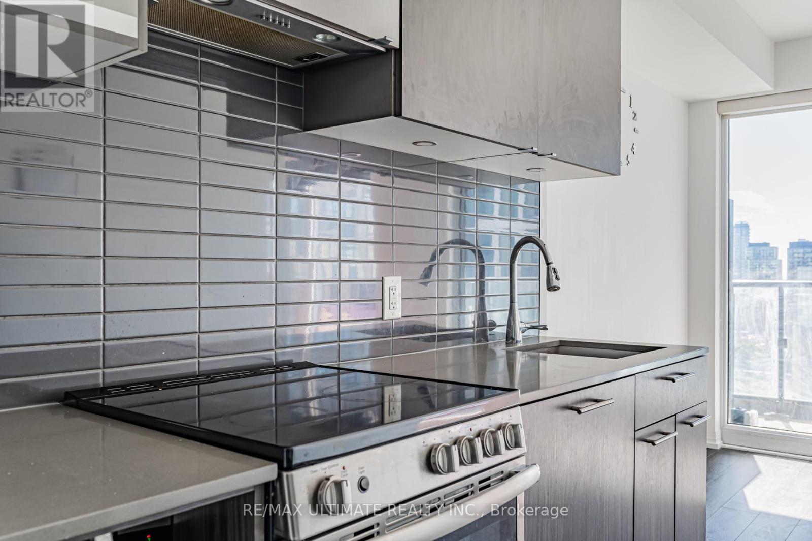 1620 - 251 Jarvis Street, Toronto, ON - Indoor Photo Showing Kitchen With Upgraded Kitchen