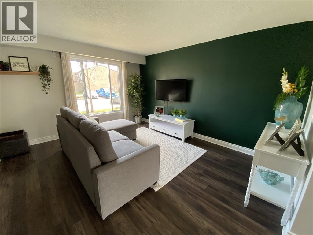 215 Trudeau Drive Unit# 49, Sarnia, ON - Indoor Photo Showing Living Room
