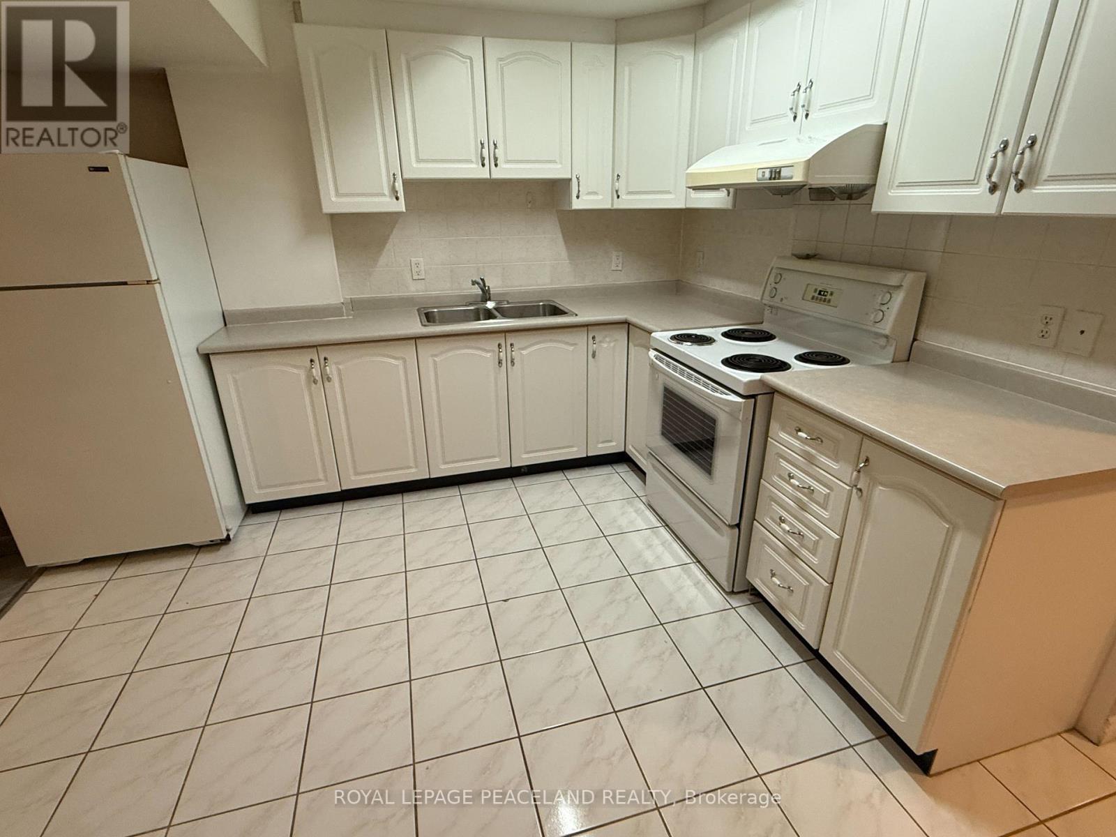 110 Annina Crescent, Markham, ON - Indoor Photo Showing Kitchen With Double Sink