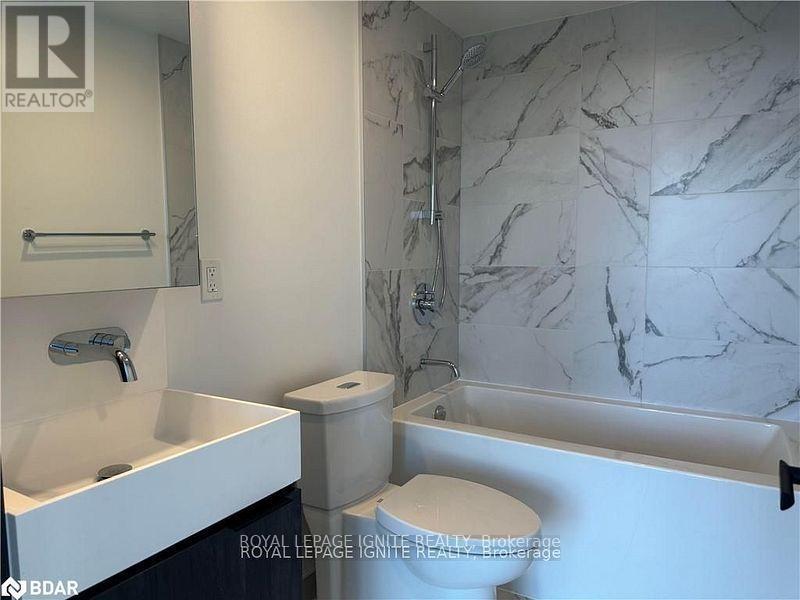 1702 - 370 Martha Street, Burlington, ON - Indoor Photo Showing Bathroom