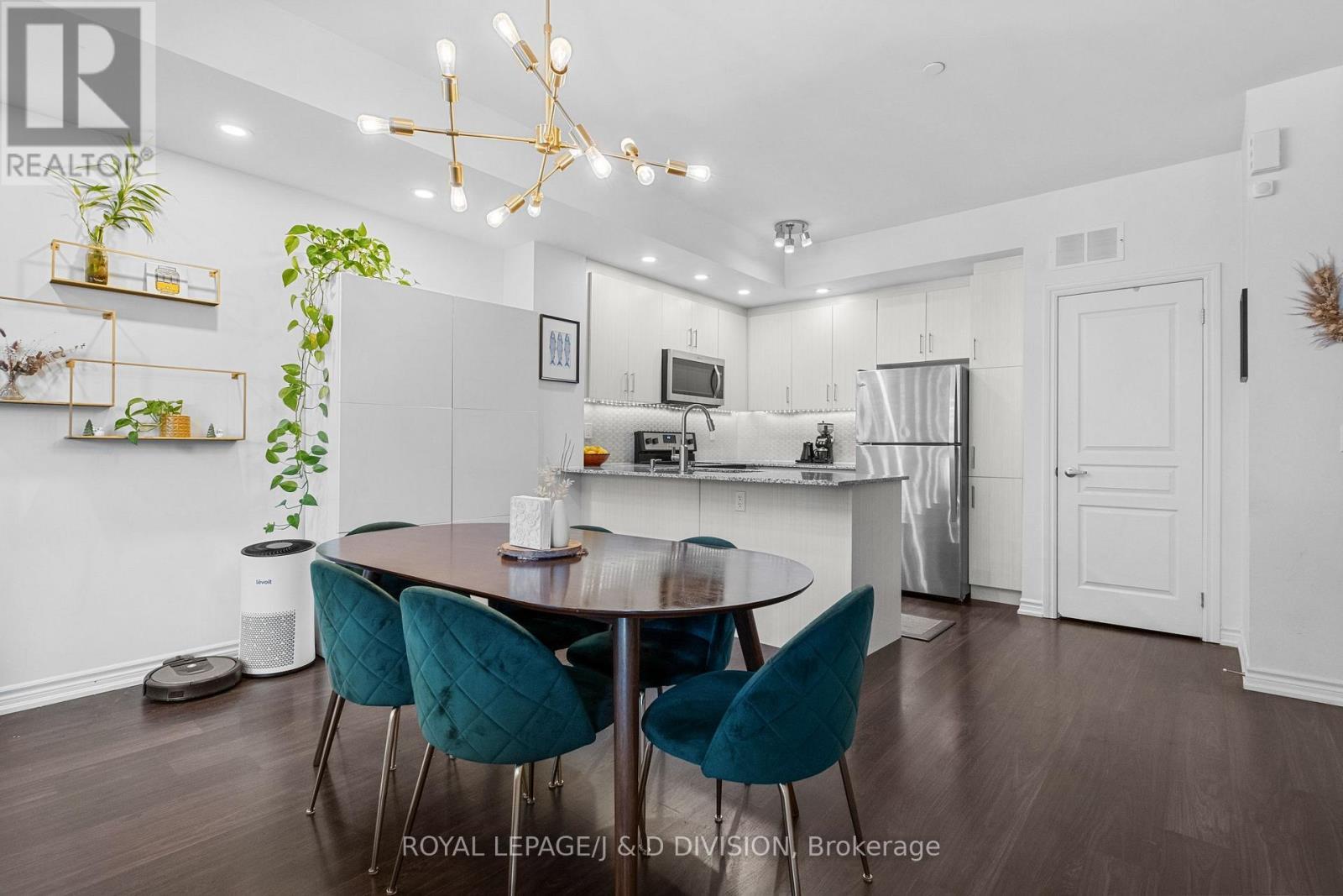 Th4 - 120 Long Branch Avenue, Toronto, ON - Indoor