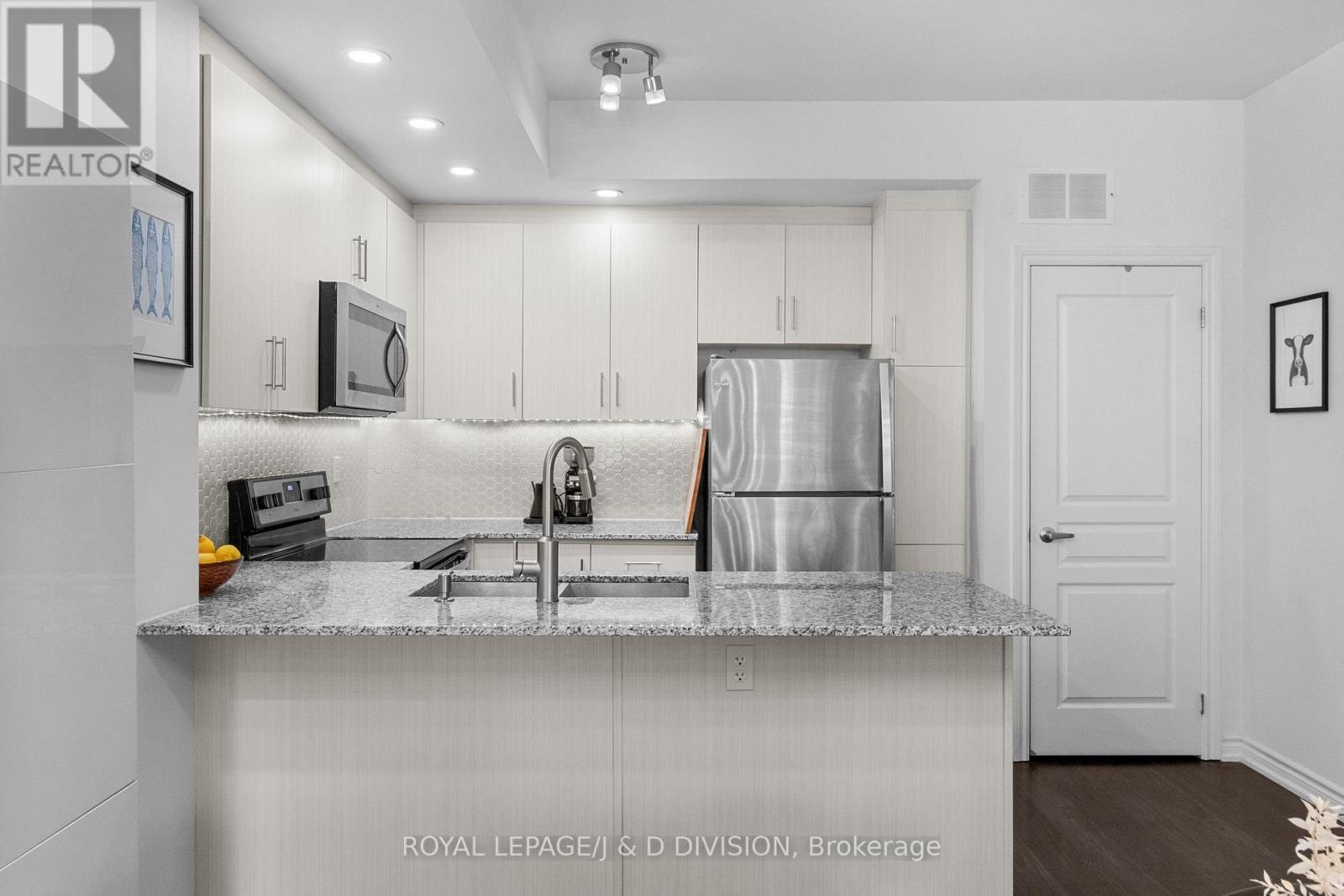 Th4 - 120 Long Branch Avenue, Toronto, ON - Indoor Photo Showing Kitchen With Stainless Steel Kitchen With Upgraded Kitchen