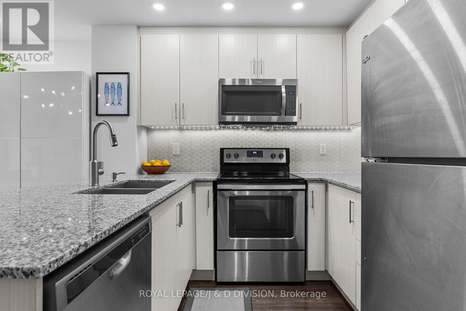 Th4 - 120 Long Branch Avenue, Toronto, ON - Indoor Photo Showing Kitchen With Stainless Steel Kitchen With Double Sink With Upgraded Kitchen