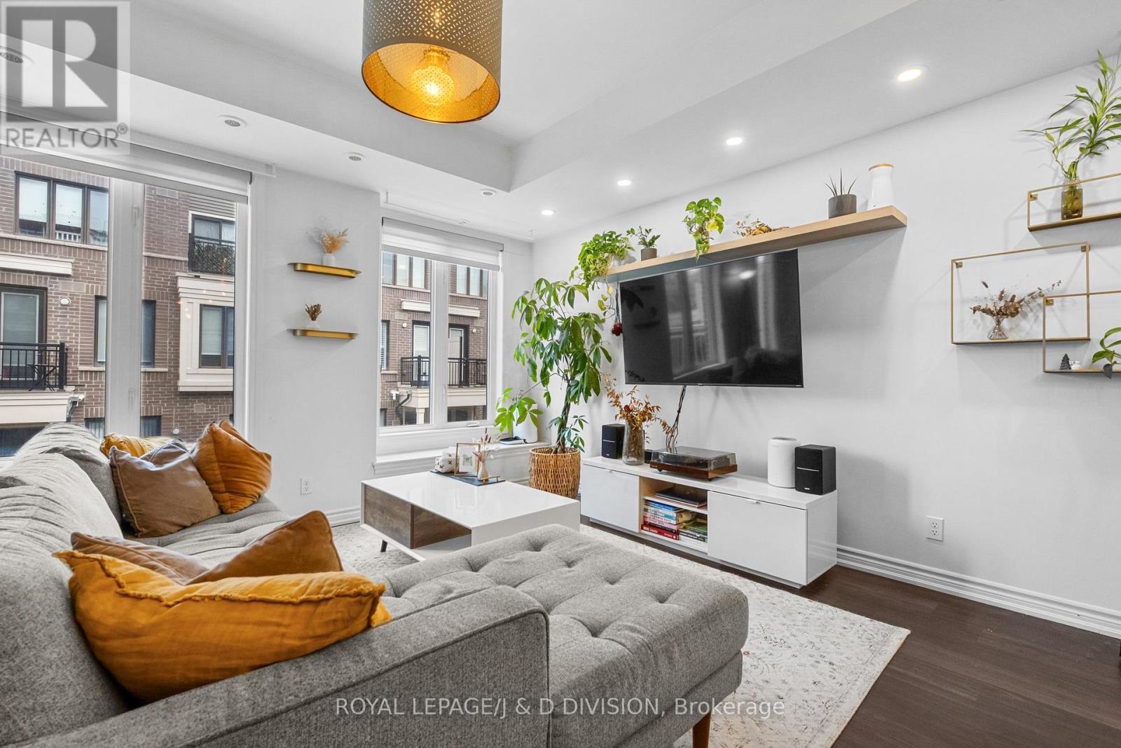 Th4 - 120 Long Branch Avenue, Toronto, ON - Indoor Photo Showing Living Room