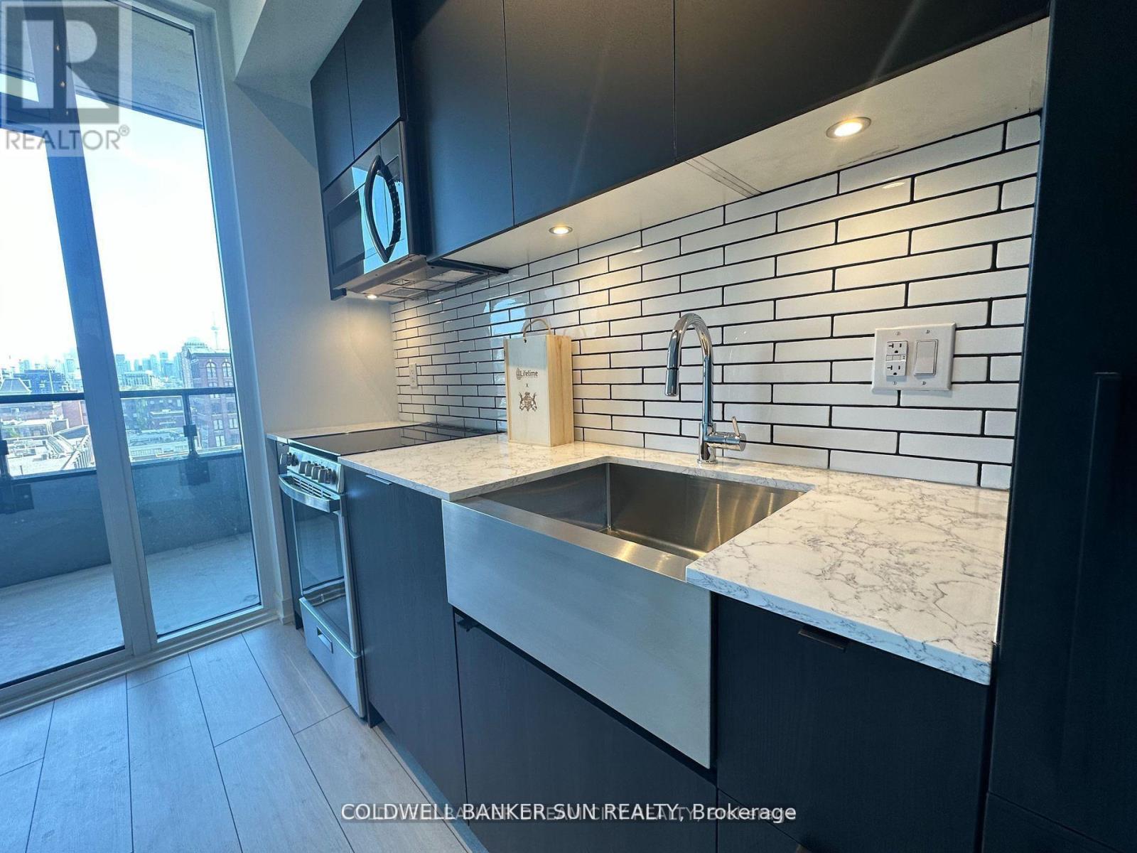 525 - 270 Dufferin Street S, Toronto, ON - Indoor Photo Showing Kitchen