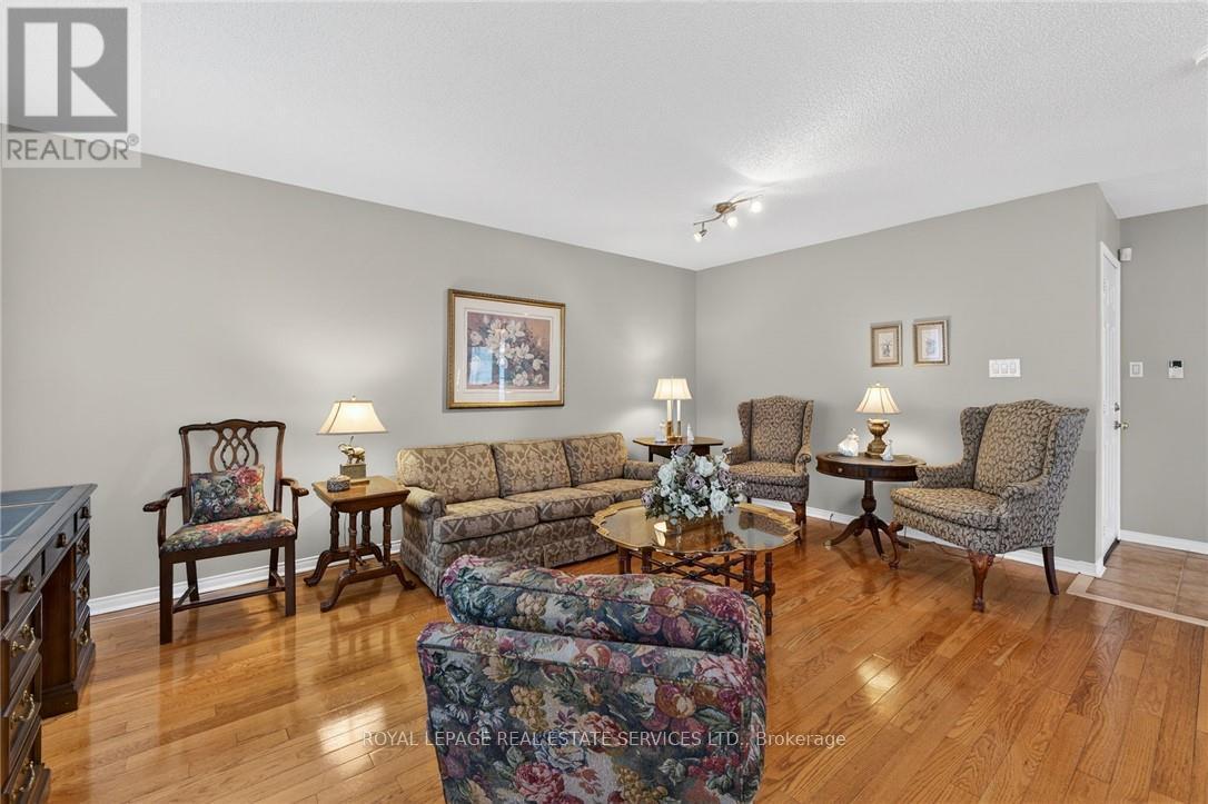 120 - 3333 New Street, Burlington, ON - Indoor Photo Showing Living Room