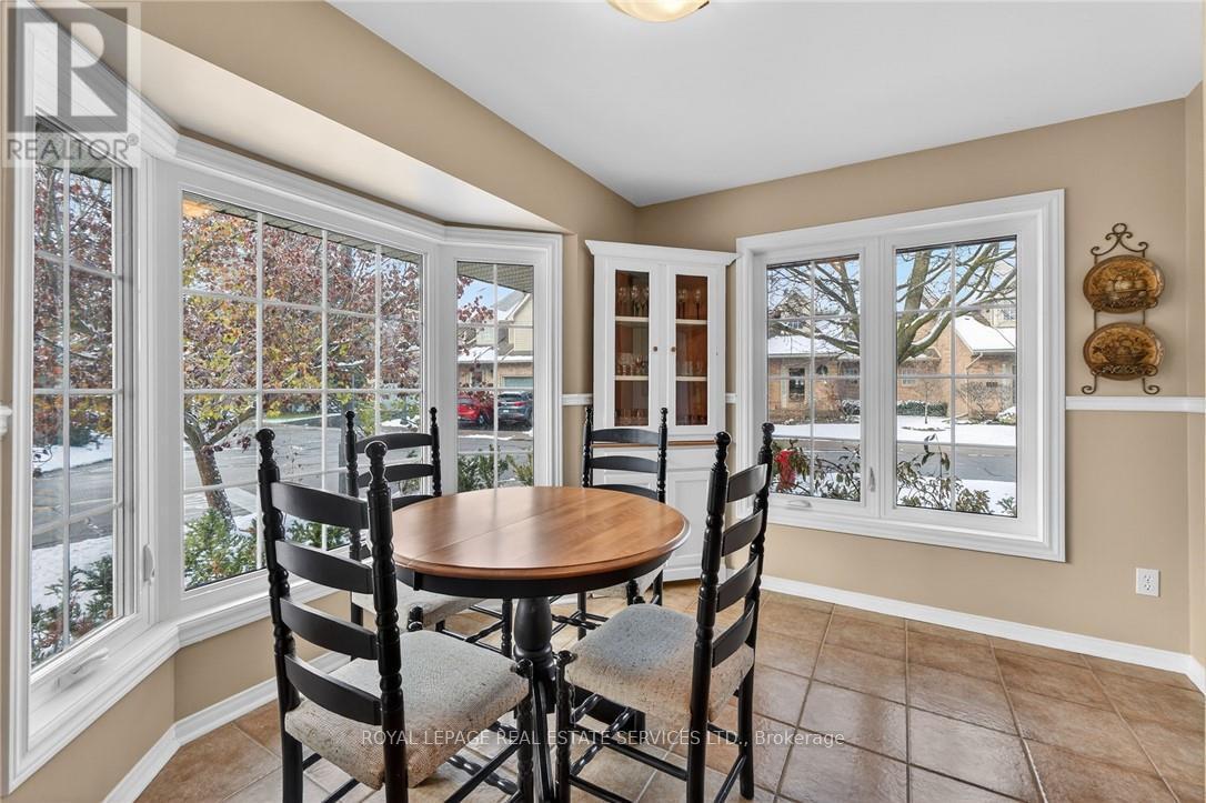 120 - 3333 New Street, Burlington, ON - Indoor Photo Showing Dining Room