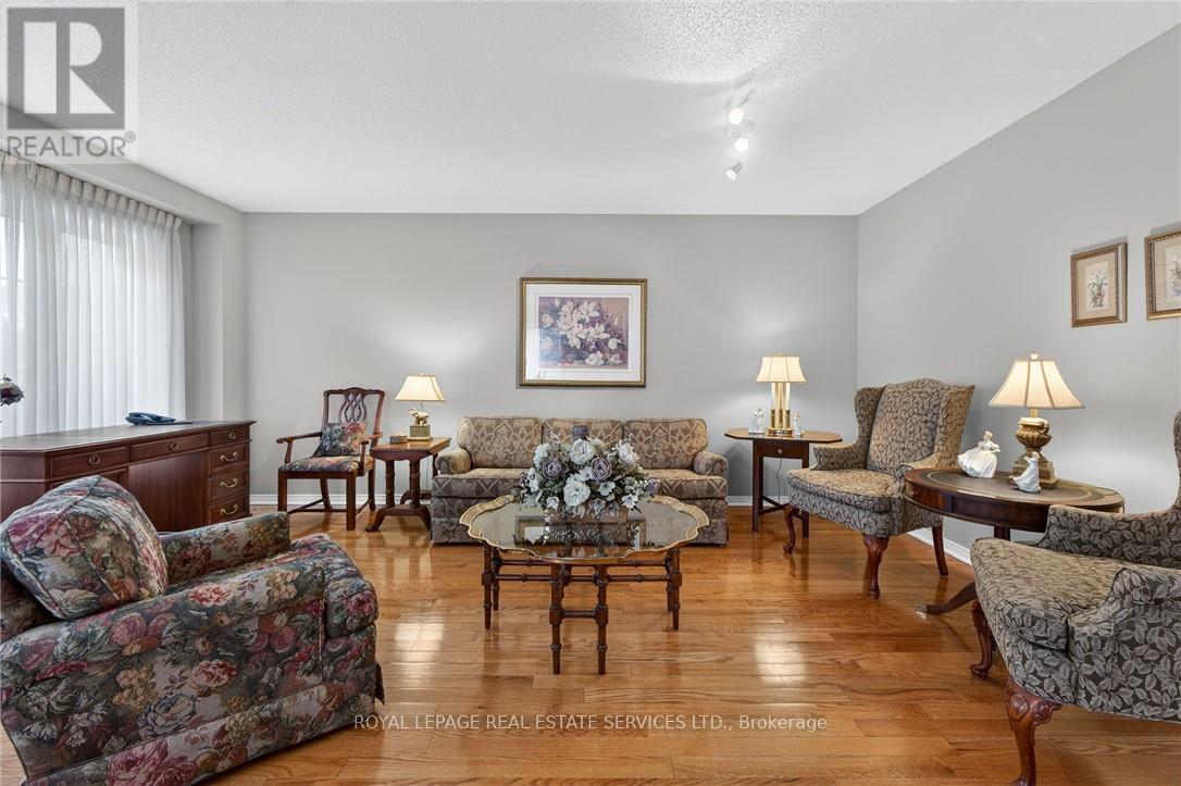 120 - 3333 New Street, Burlington, ON - Indoor Photo Showing Living Room