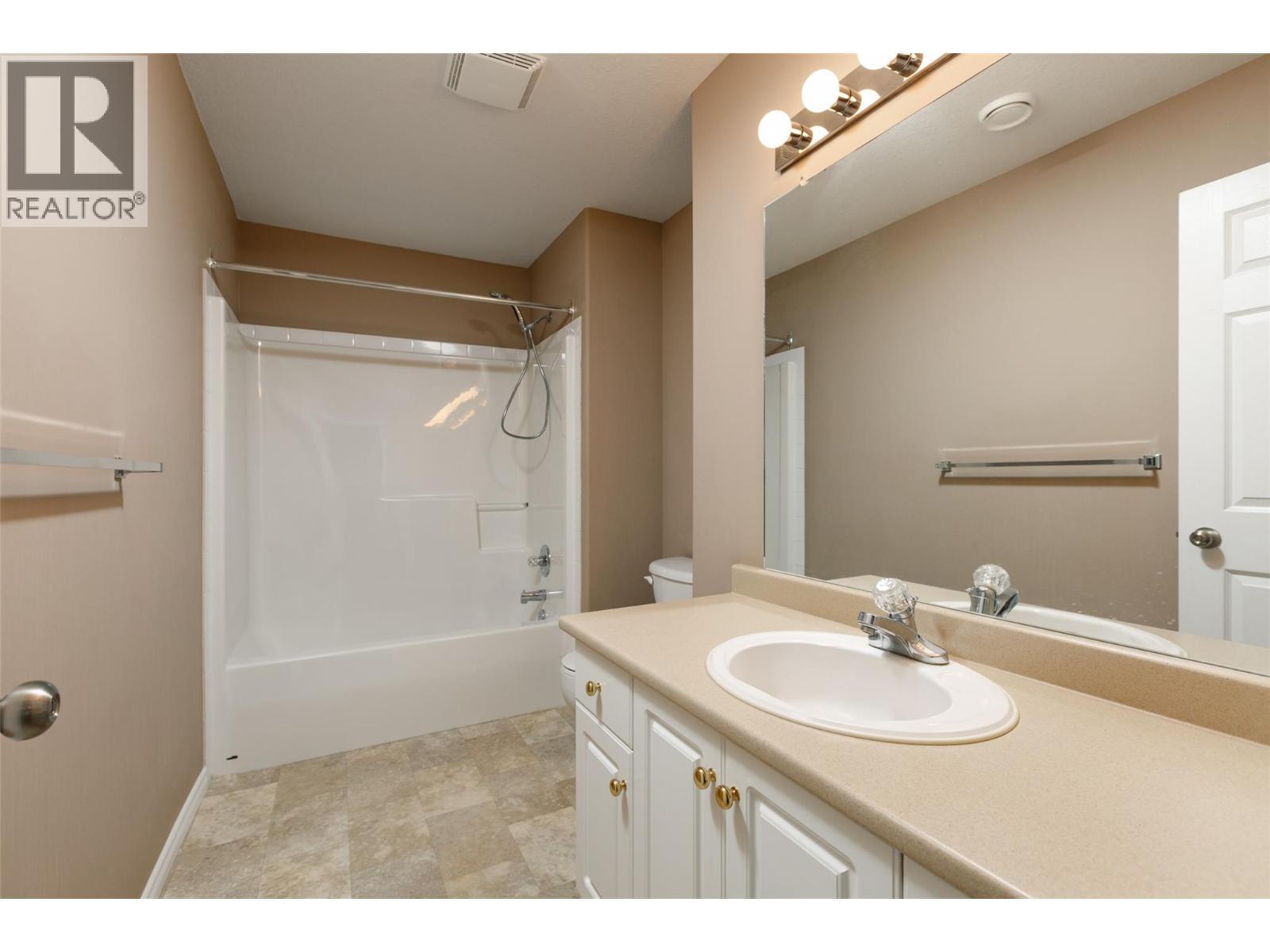 1966 Durnin Road Unit# 501, Kelowna, BC - Indoor Photo Showing Bathroom