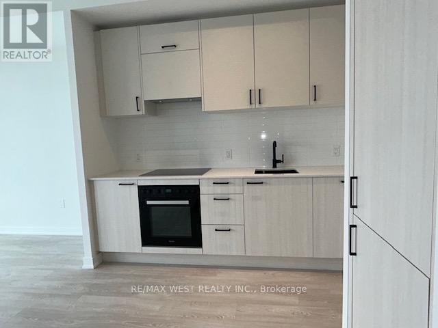 1218 - 1 Quarrington Lane, Toronto, ON - Indoor Photo Showing Kitchen With Upgraded Kitchen