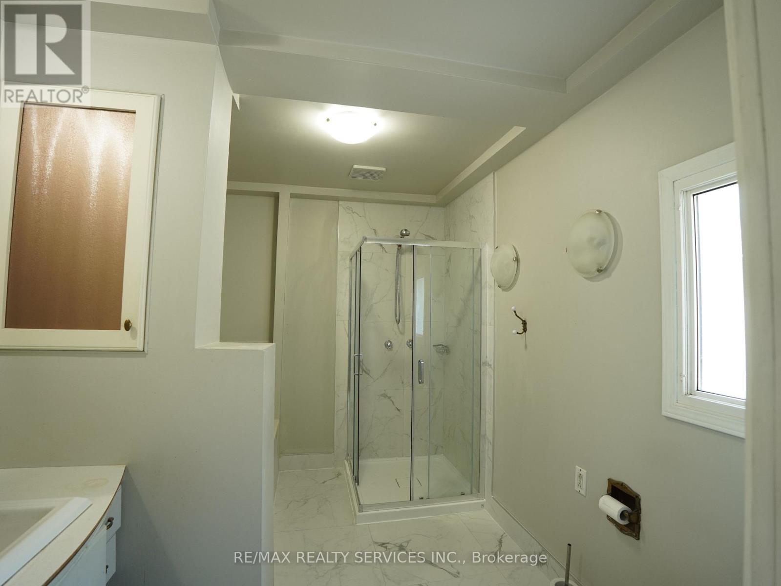 24 Norlan Avenue, London East, ON - Indoor Photo Showing Bathroom