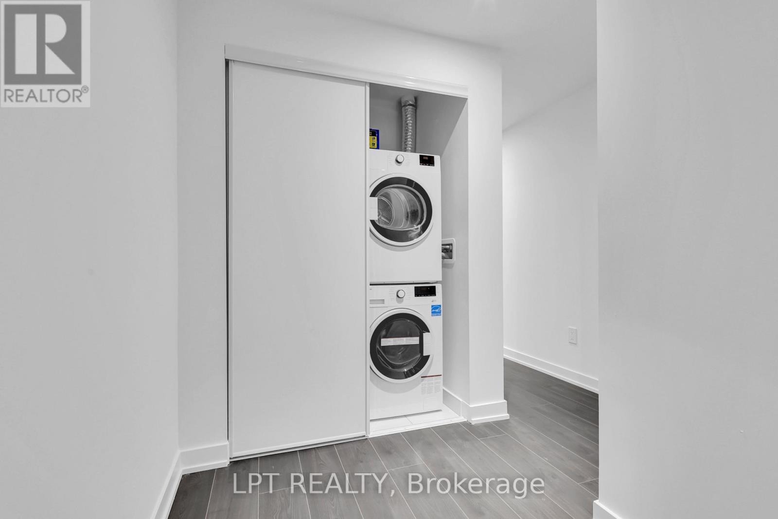 223 - 28 Ann Street, Mississauga, ON - Indoor Photo Showing Laundry Room