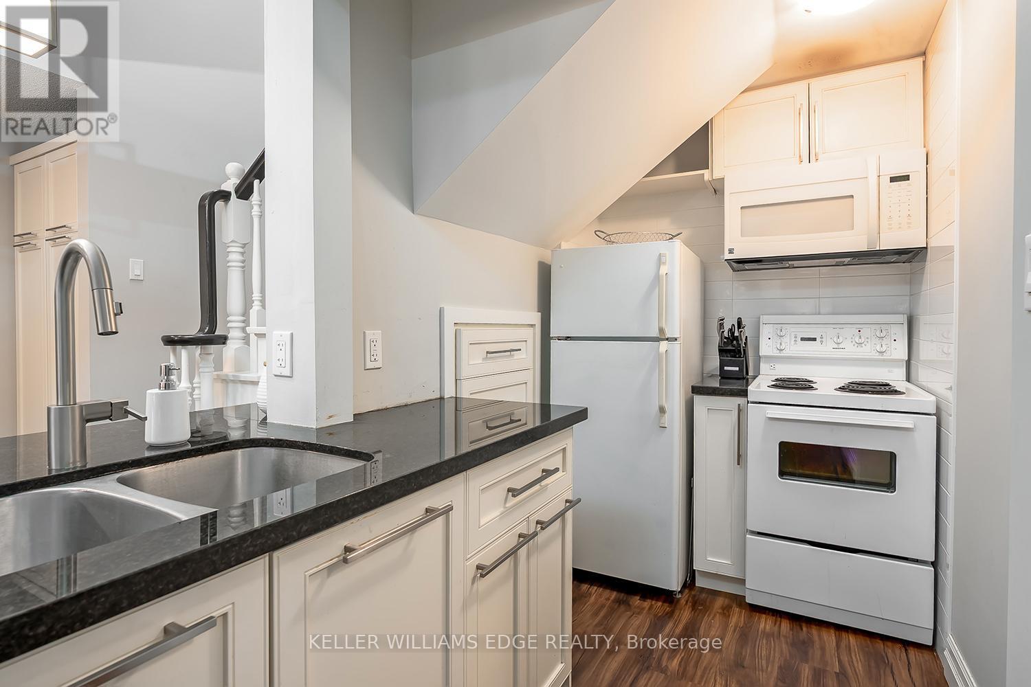 6 - 432 Burlington Avenue, Burlington, ON - Indoor Photo Showing Kitchen With Double Sink