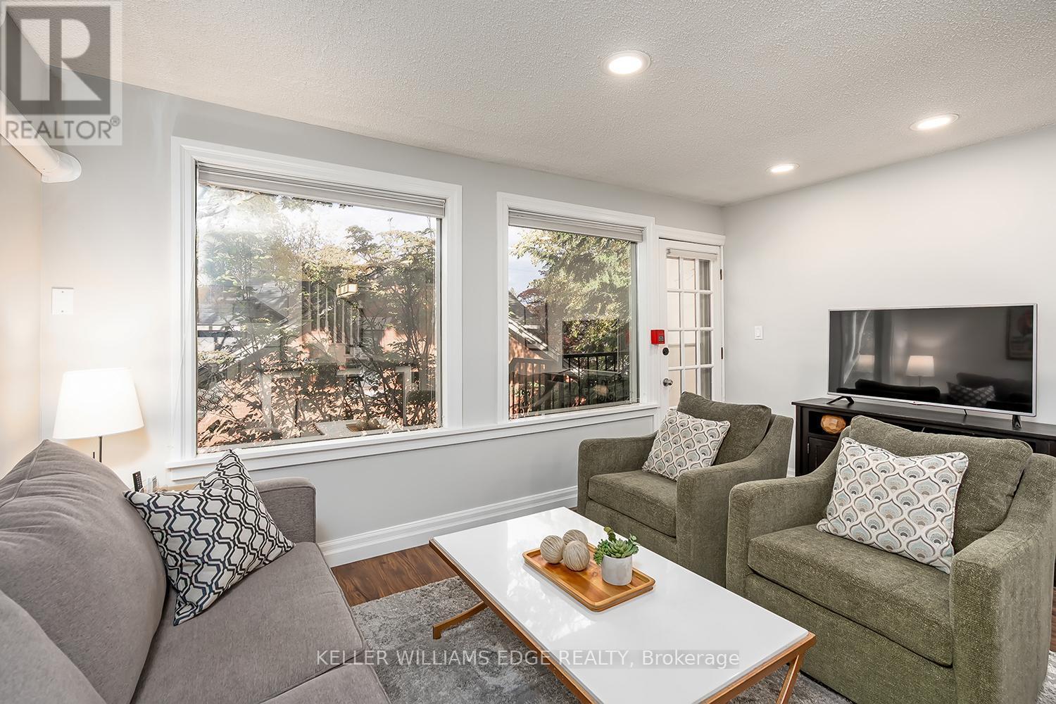6 - 432 Burlington Avenue, Burlington, ON - Indoor Photo Showing Living Room