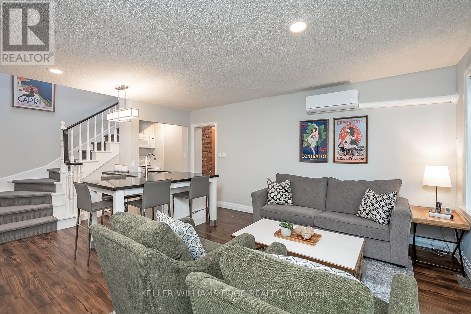 6 - 432 Burlington Avenue, Burlington, ON - Indoor Photo Showing Living Room