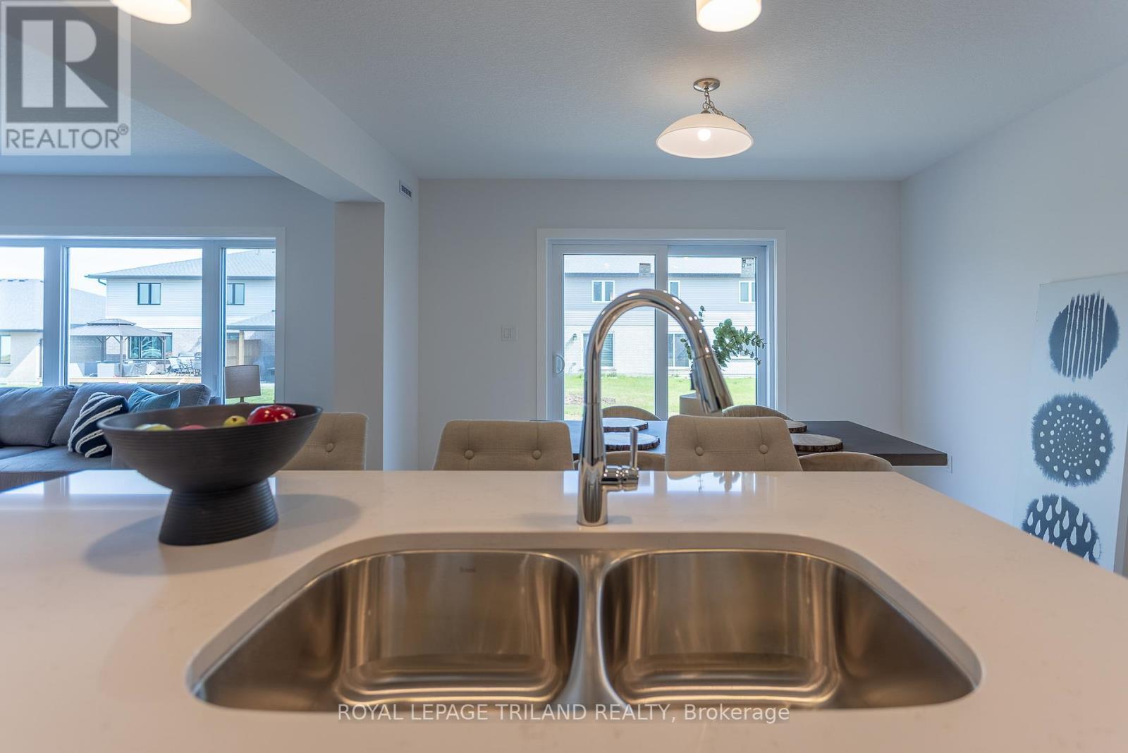 122 Styles Drive, St. Thomas, ON - Indoor Photo Showing Kitchen With Double Sink