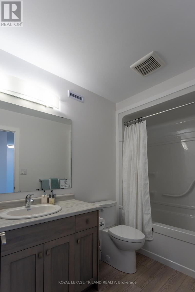 122 Styles Drive, St. Thomas, ON - Indoor Photo Showing Bathroom