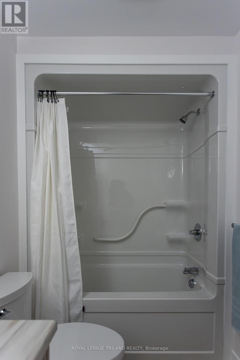 122 Styles Drive, St. Thomas, ON - Indoor Photo Showing Bathroom
