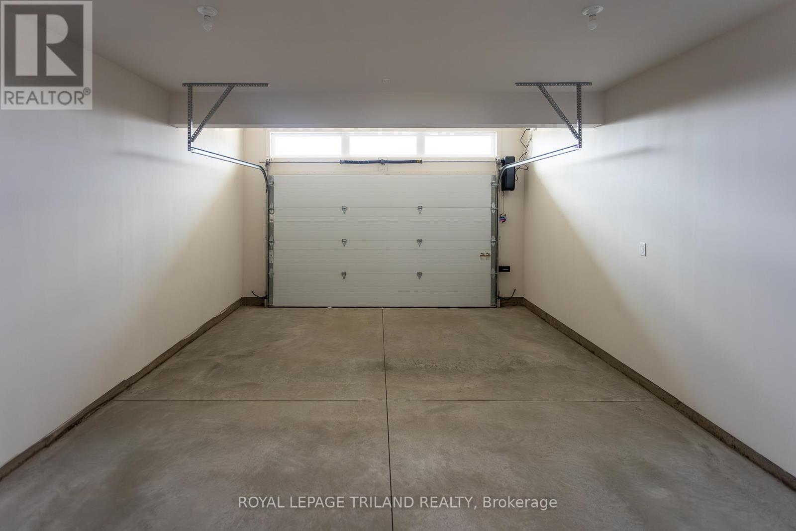 122 Styles Drive, St. Thomas, ON - Indoor Photo Showing Garage