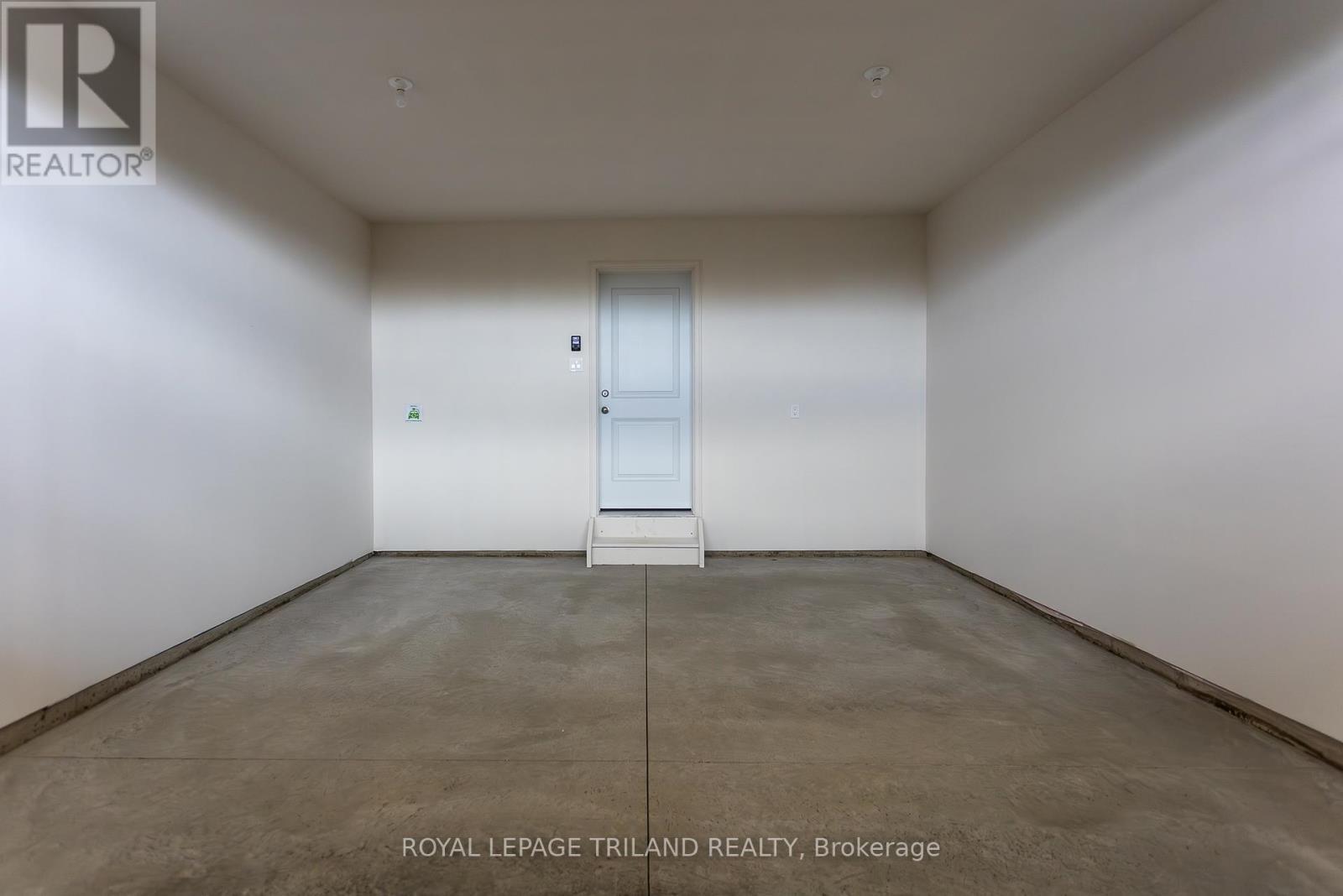 122 Styles Drive, St. Thomas, ON - Indoor Photo Showing Garage