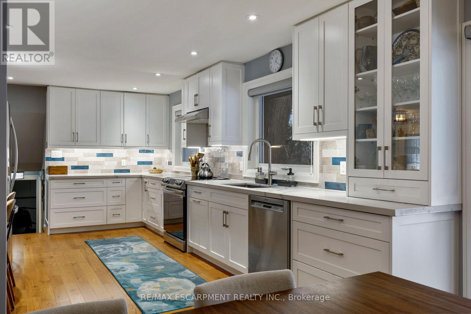 3 Hatfield Place, Hamilton, ON - Indoor Photo Showing Kitchen With Upgraded Kitchen