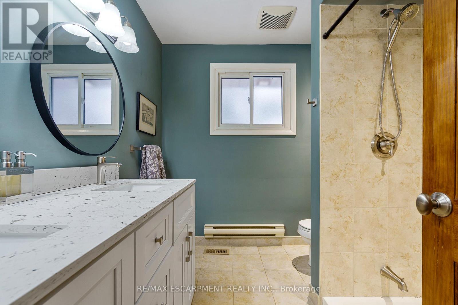 3 Hatfield Place, Hamilton, ON - Indoor Photo Showing Bathroom