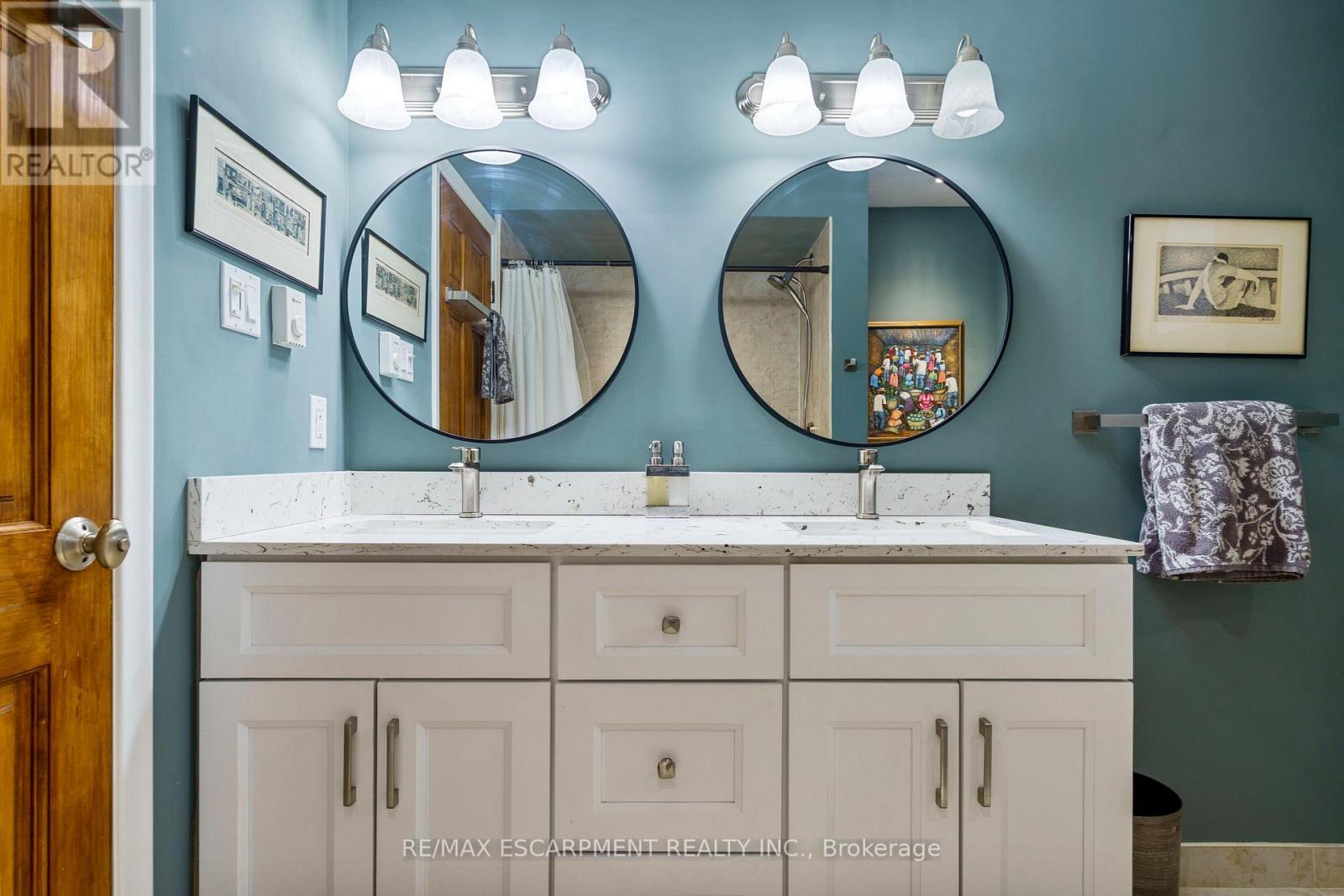 3 Hatfield Place, Hamilton, ON - Indoor Photo Showing Bathroom
