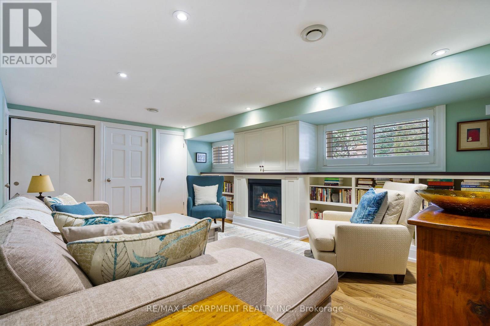 3 Hatfield Place, Hamilton, ON - Indoor With Fireplace