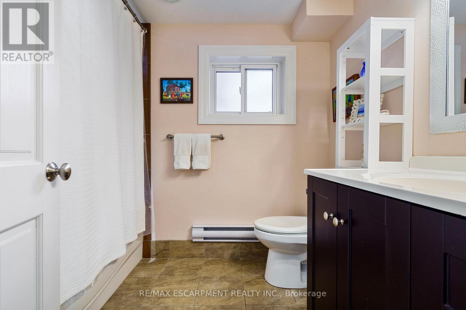 3 Hatfield Place, Hamilton, ON - Indoor Photo Showing Bathroom