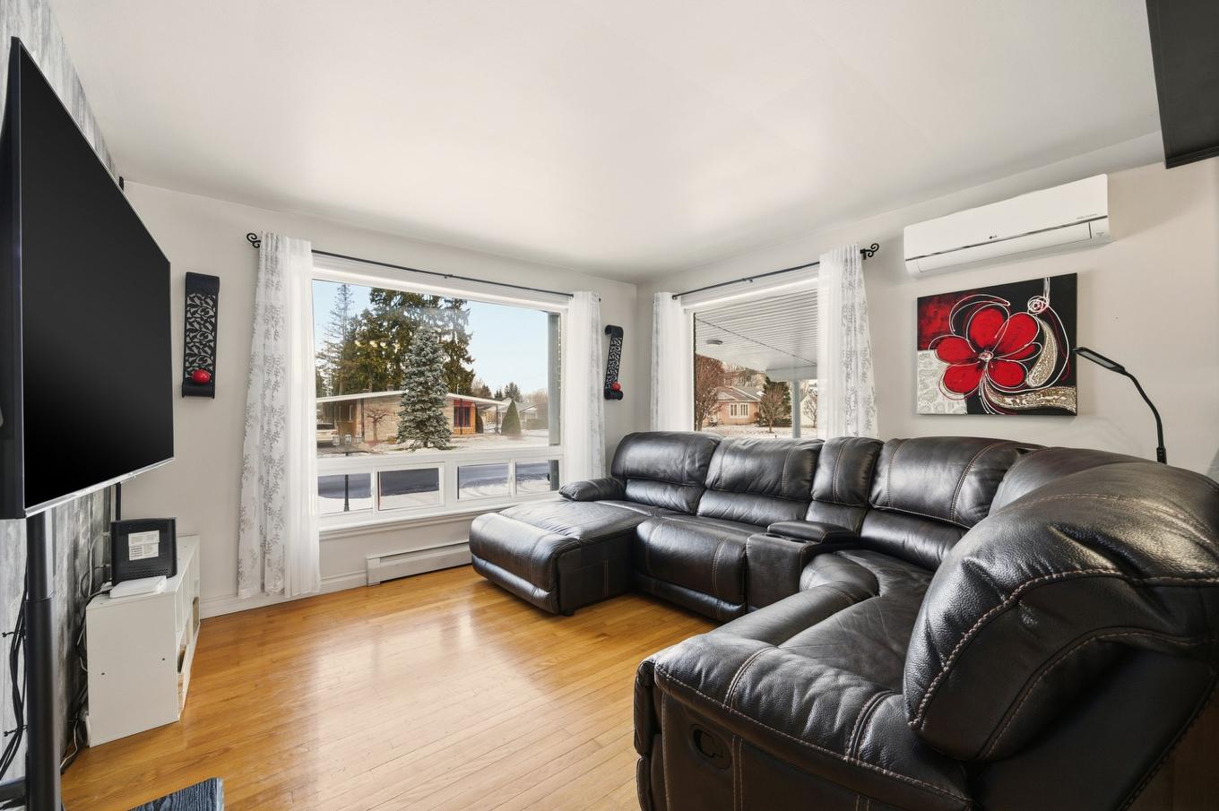 Living room - 1529 Rue Beaugrand, Acton Vale, QC - Indoor Photo Showing Living Room
