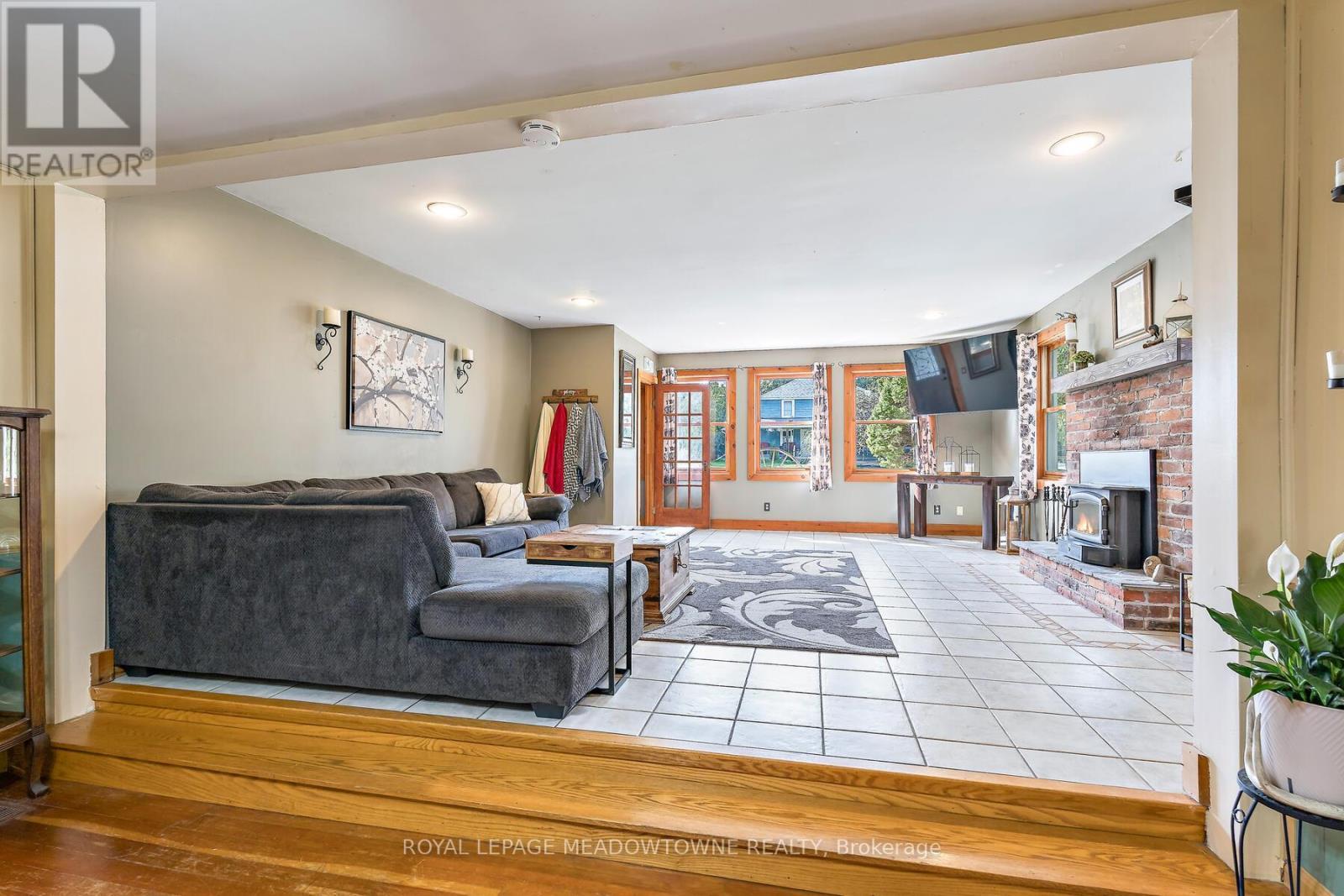 Living Room - 9201 24 Side Road, Erin, ON - Indoor With Fireplace