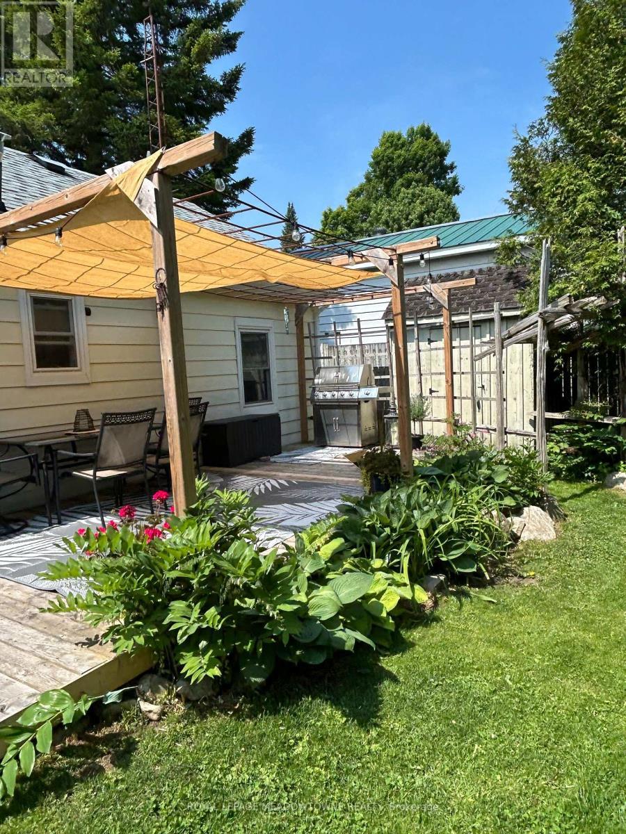 Back deck / Perennial Gardens - 9201 24 Side Road, Erin, ON - Outdoor