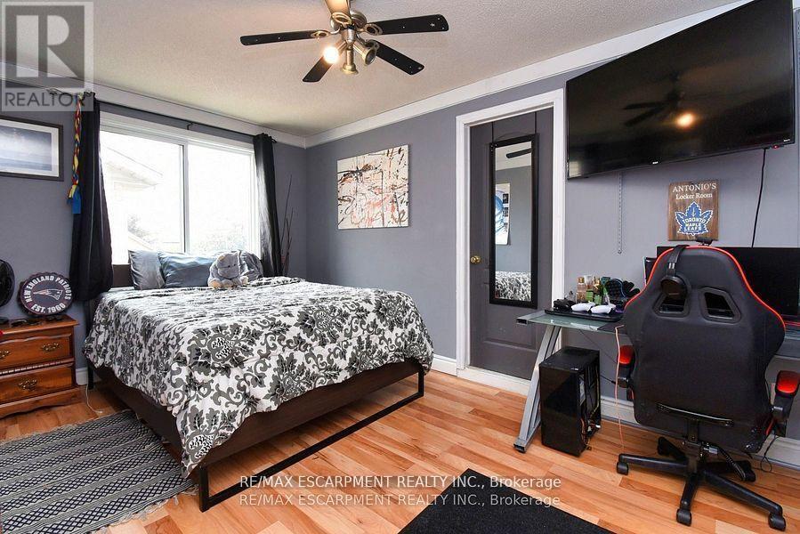 448 Acadia Drive, Hamilton, ON - Indoor Photo Showing Bedroom