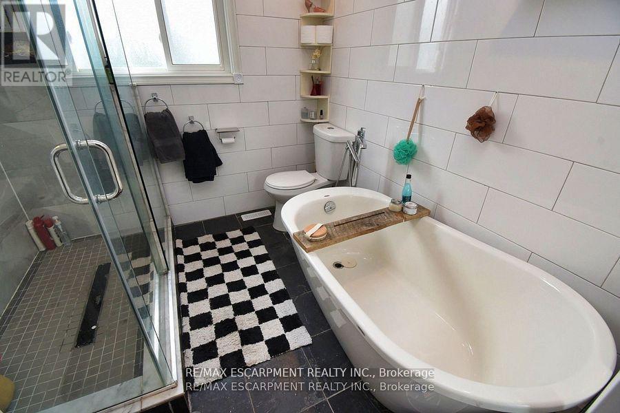 448 Acadia Drive, Hamilton, ON - Indoor Photo Showing Bathroom