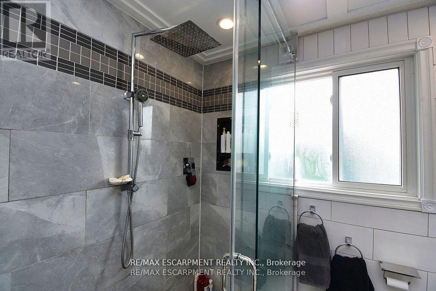 448 Acadia Drive, Hamilton, ON - Indoor Photo Showing Bathroom