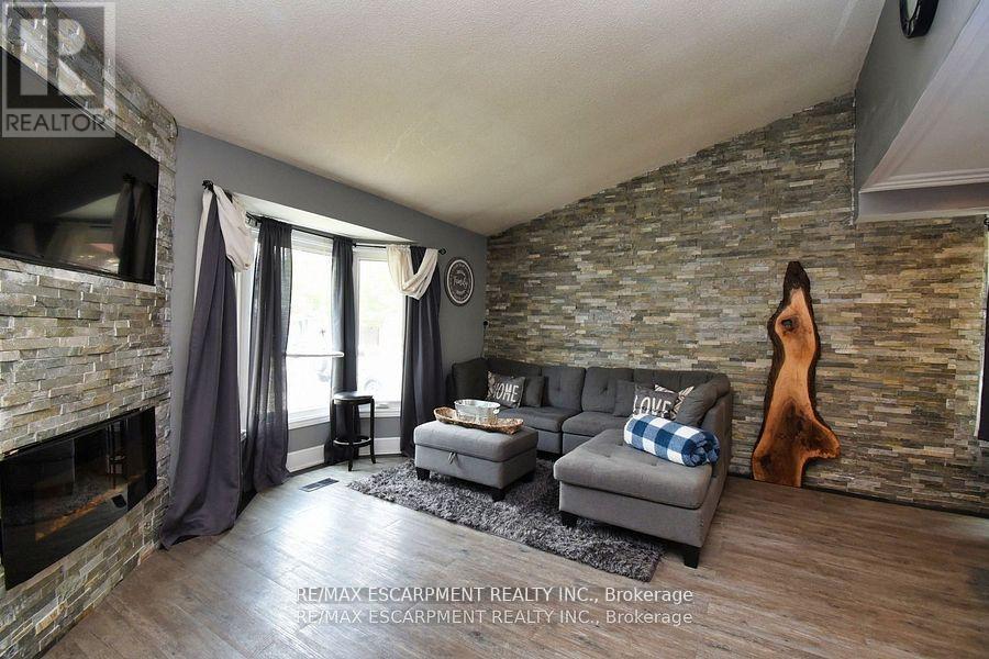 448 Acadia Drive, Hamilton, ON - Indoor Photo Showing Living Room With Fireplace
