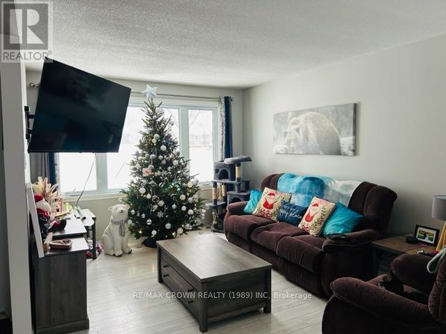 15 St Lawrence Avenue, Kapuskasing, ON - Indoor Photo Showing Living Room