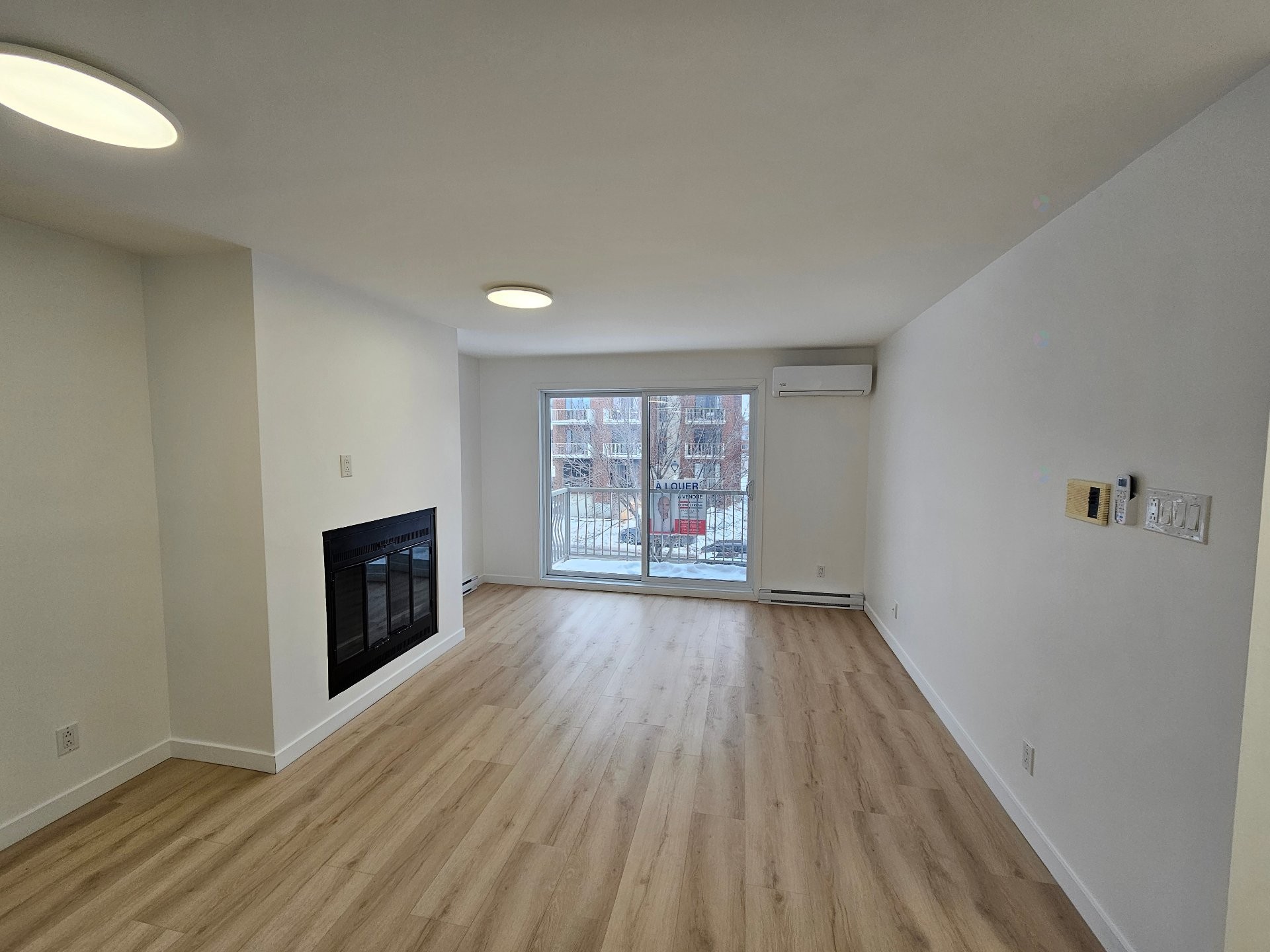 Salon - 4-7900 Rue Madeleine-Huguenin, Montréal (Mercier/Hochelaga-Maisonneuve), QC - Indoor With Fireplace