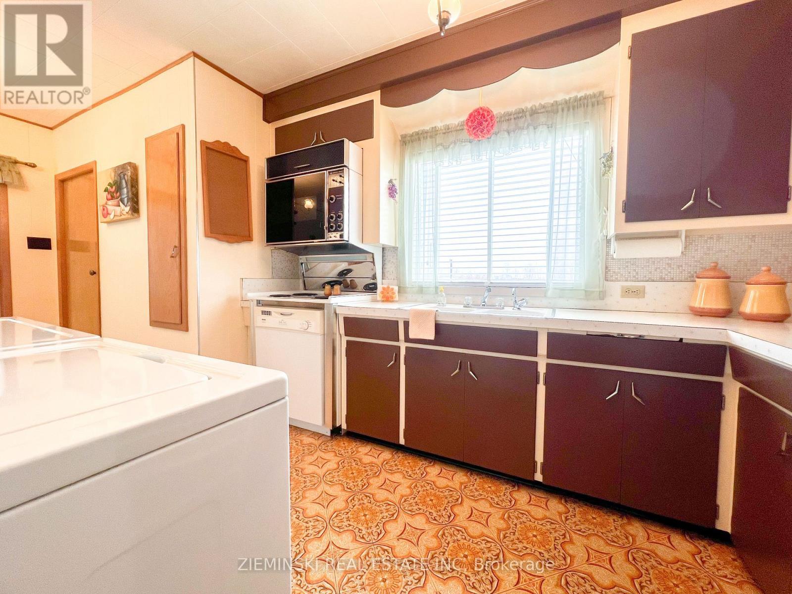 68 Second Avenue, Smooth Rock Falls (Srf), ON - Indoor Photo Showing Kitchen With Double Sink
