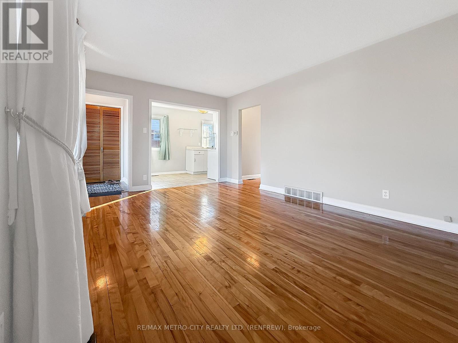64 Mclean Street, Renfrew, ON - Indoor Photo Showing Other Room