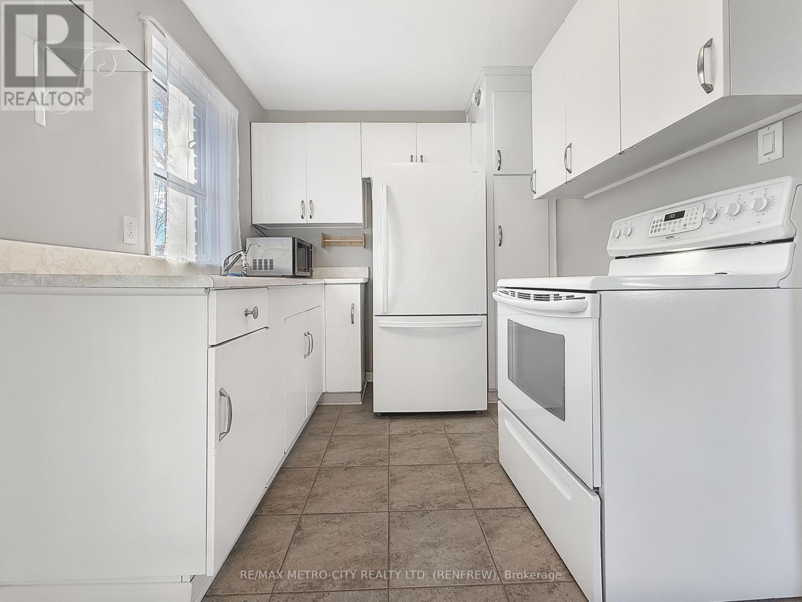 64 Mclean Street, Renfrew, ON - Indoor Photo Showing Kitchen